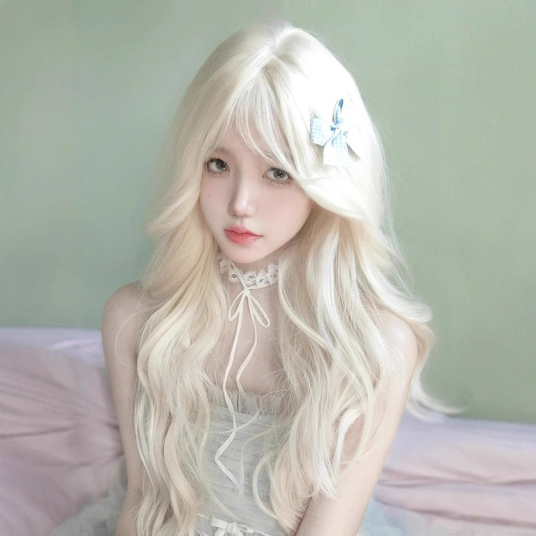 Off-white long curly wig with a ladylike vibe