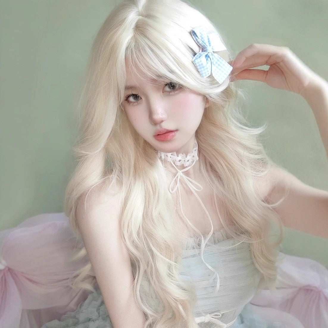 Off-white long curly wig with a ladylike vibe