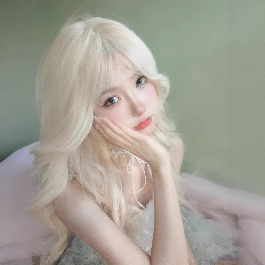 Off-white long curly wig with a ladylike vibe